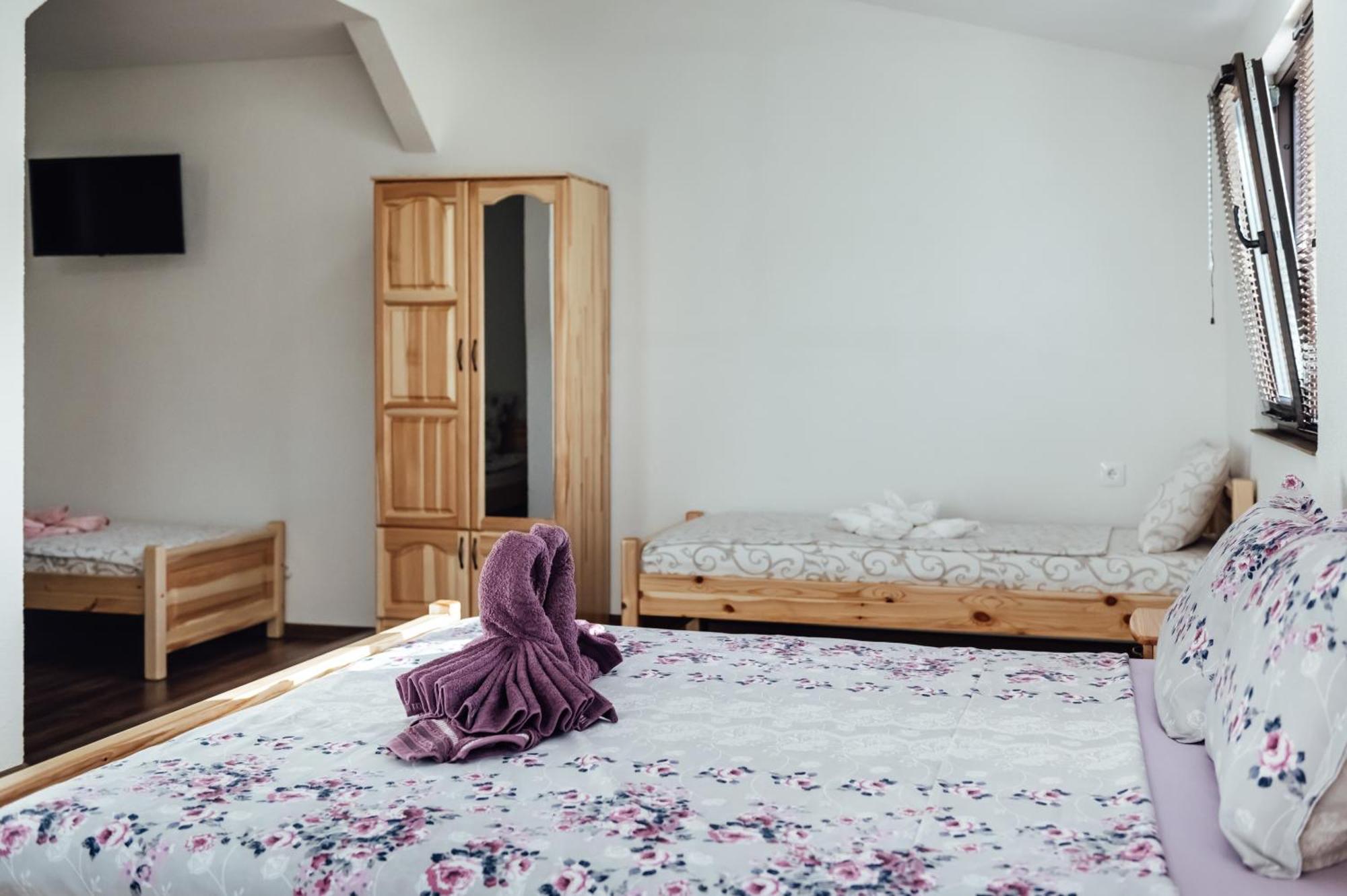 ספרבה בניה Guesthouse Juli מראה חיצוני תמונה