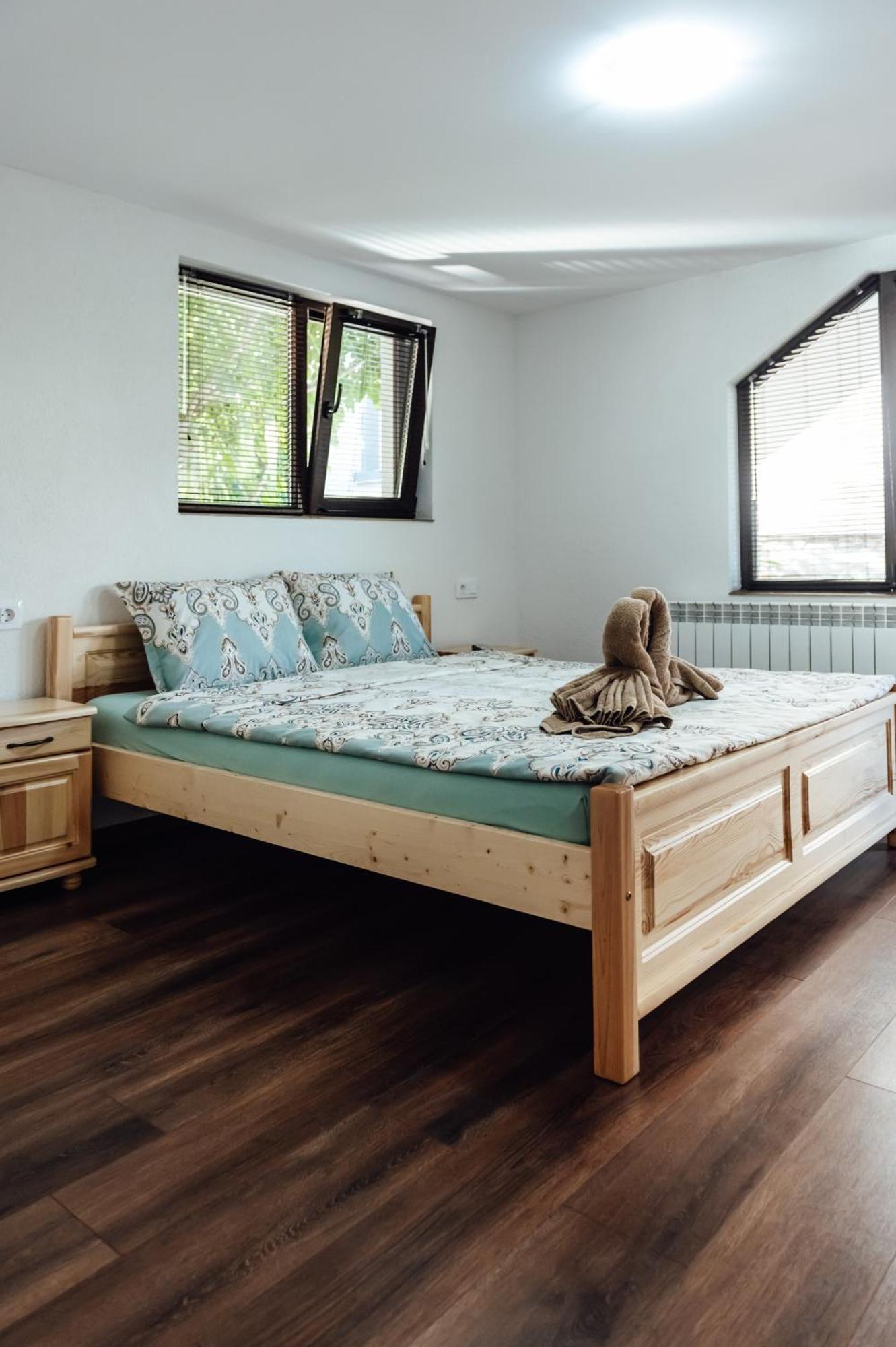 ספרבה בניה Guesthouse Juli מראה חיצוני תמונה