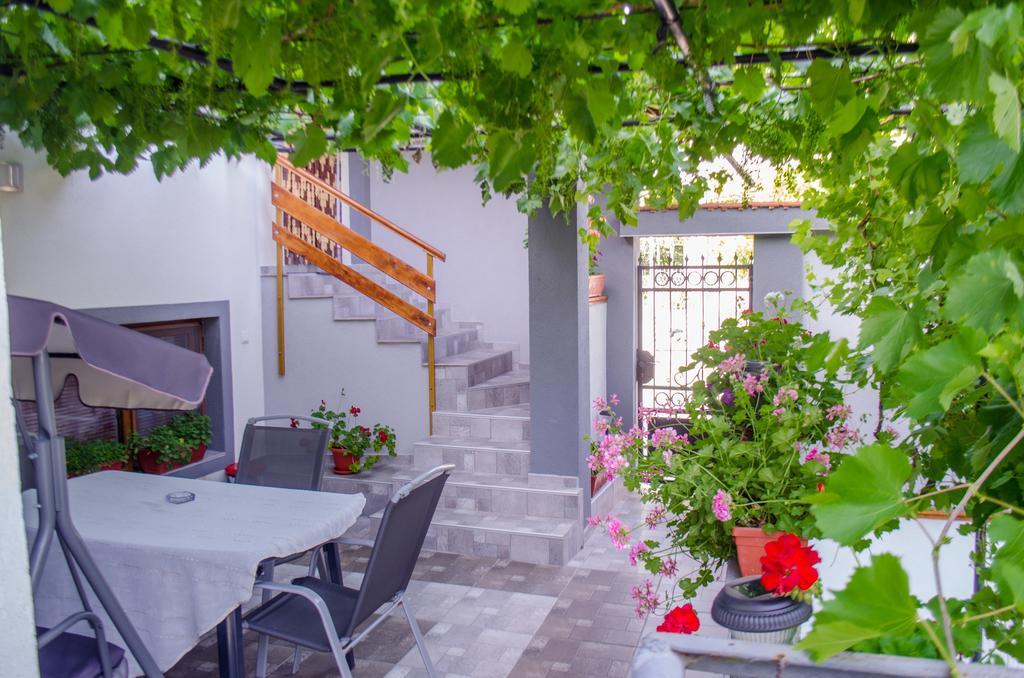 ספרבה בניה Guesthouse Juli מראה חיצוני תמונה